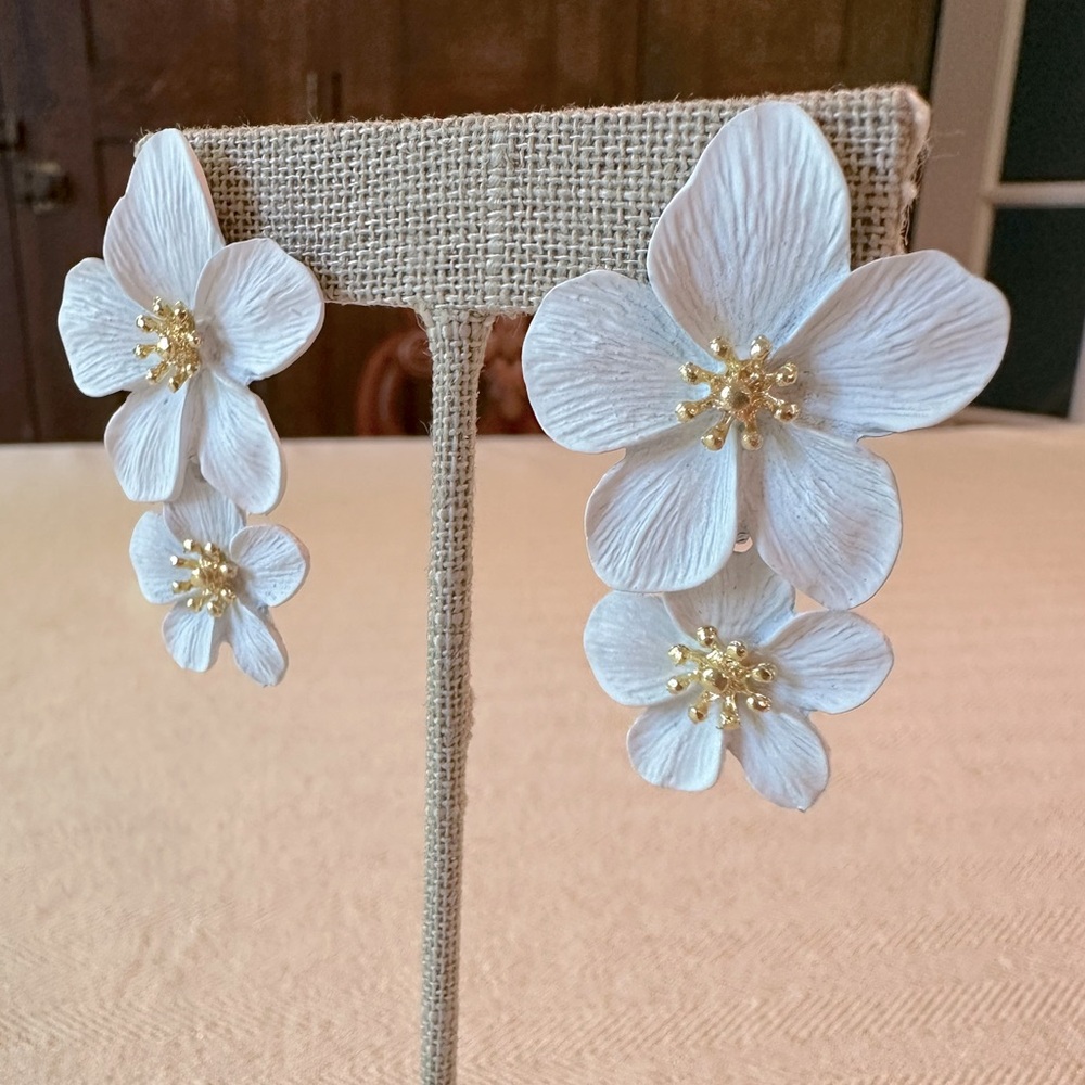 🦋White Dogwood Flower Statement Drop Earrings - Painted Resin Floral Design - Picture 3 of 6